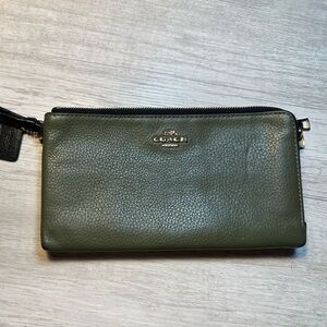 Coach Olive Leather Wristlet with Gold Accents 👑